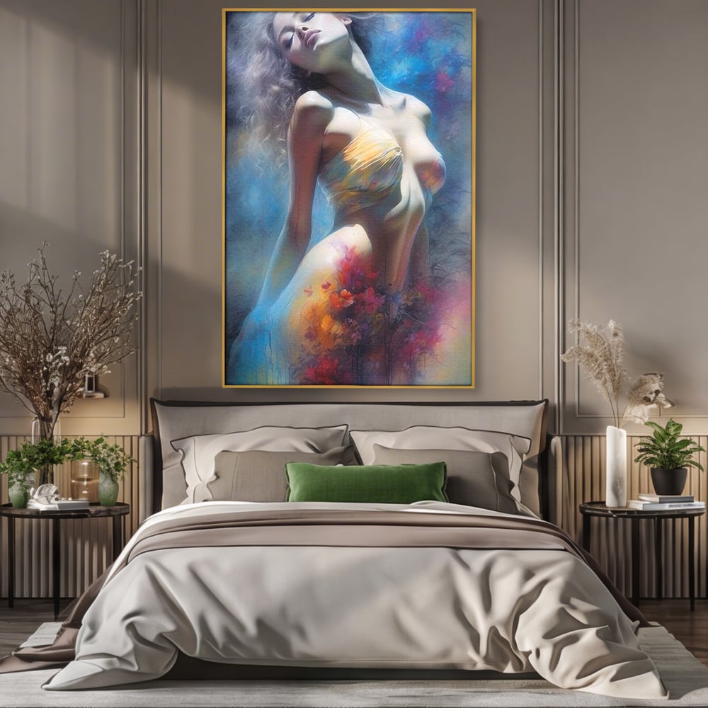 Tablou canvas cu tablou canvas cu femeie si flori, in rama de aluminiu auriu, pe perete intr-un dormitor